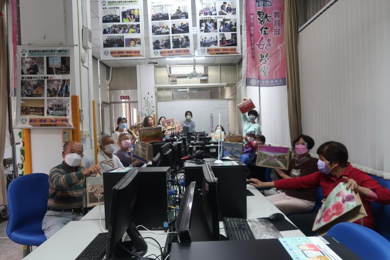 帶著作品大合照，留下學習成果。