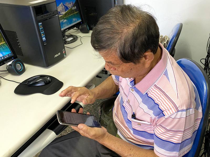 學員使用手機，練習手機操作社群平台