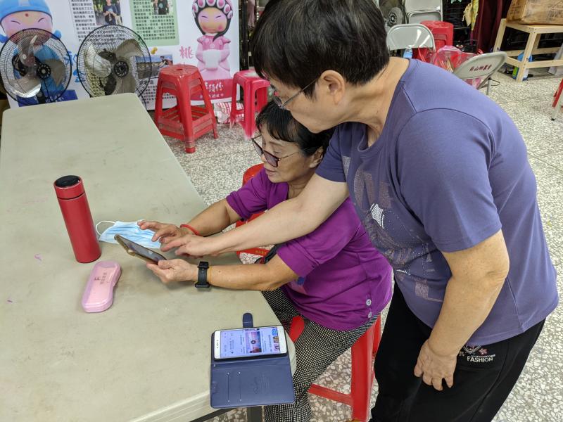 下課時間學員捨不得離開，留在教室討論教學相長