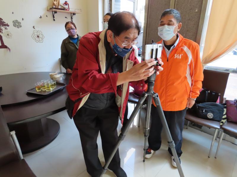 課程中，擔任「攝影師」角色的學員，調整出畫面適宜的拍攝位置。