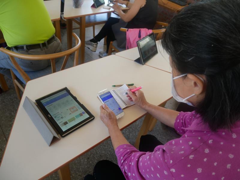 認真的學員，認真聽老師操作  還要操作手機，然後一邊筆記  把老師教的記錄到筆記本