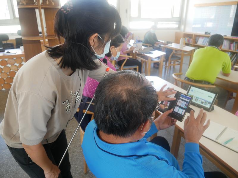 學員求救-老師我不會，請幫幫我  操作困難時，學員勇於發問請老師協助救援  老師還會再指導過後讓學員再次操作  反覆操作後 終於學會了~