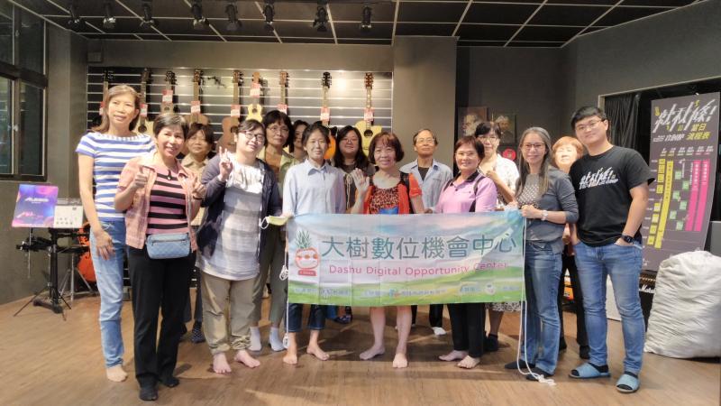 學員們參觀微熟成音創基地, 柯柯老師分享他創業的過程