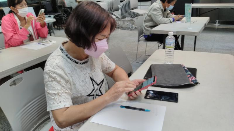 上課學員使用手機練習寫文案