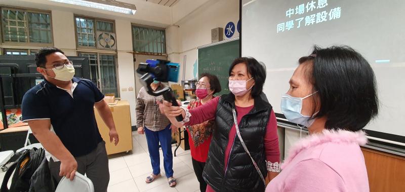 學員親自把玩單軸穩定器及認識自拍三腳架.