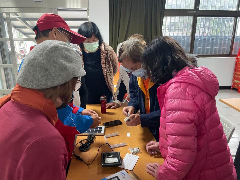 老師用訂購尺寸不合的燈具，讓學員實體學習安裝，以便住家也可以安裝。