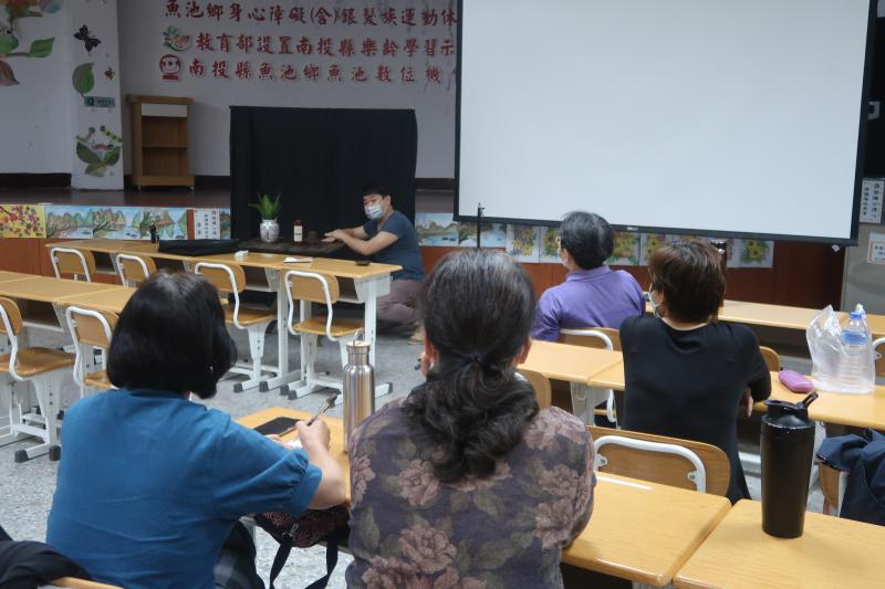 老師正在示範拍攝視角不同