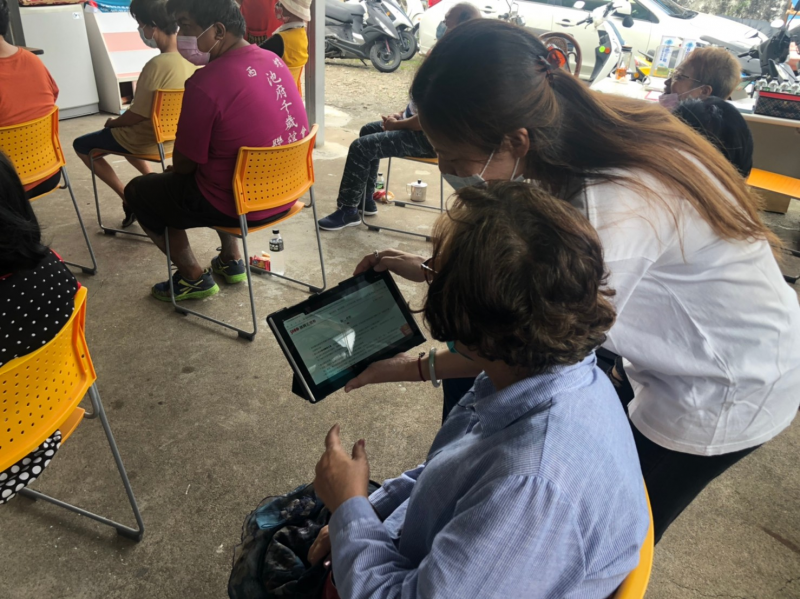 細心指導學員上網登錄五倍券預約平台。