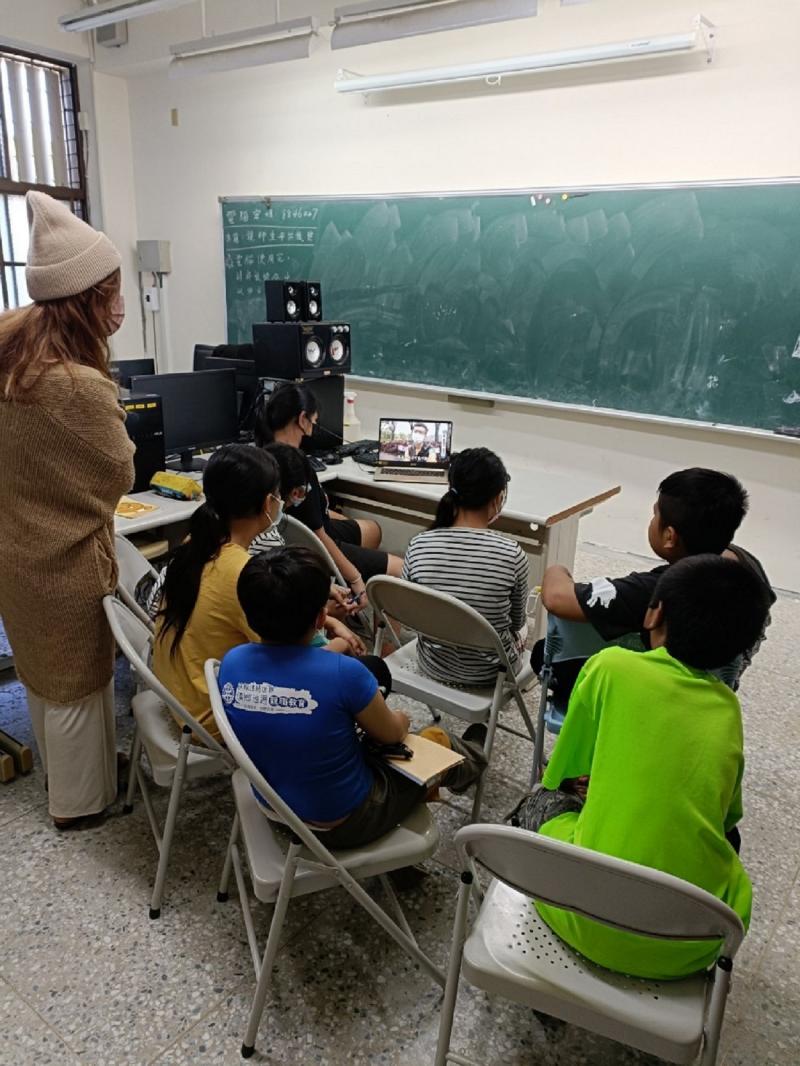 講師帶領學員介紹廣播