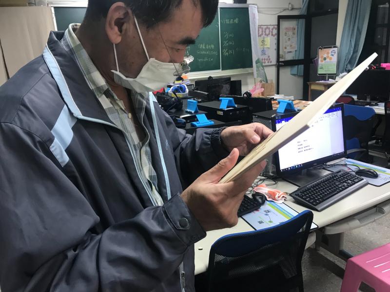 學員完成作品，進行雷雕作業