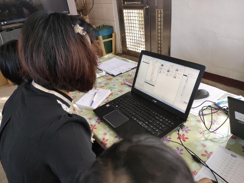 社區民眾用筆電操作Photocap