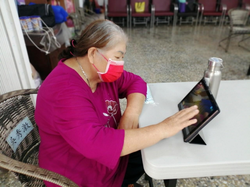課程中穿插平板app遊戲時間，經過引導，高齡88歲的葉姓阿嬤玩得有聲有色的。