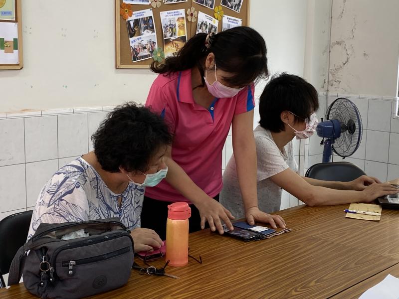 黃執行長協助民眾進入社群平臺直播室。