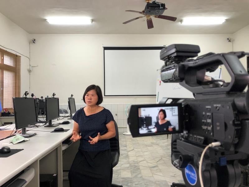 使用數位攝影機取鏡示範透過網路頻寬回傳至直播平臺。