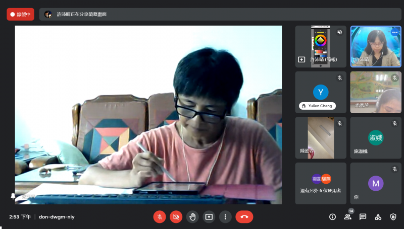 參與課程的畫面，學員手持麥克風