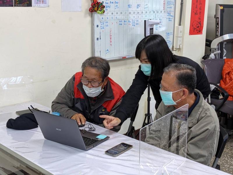 講師向學員說明、講解，學員在操作時遇到的狀況及疑問。