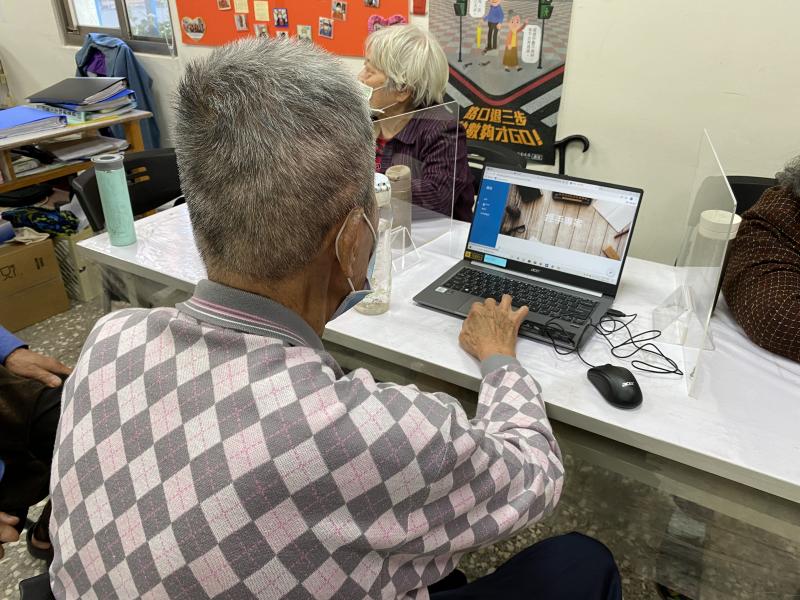 學員練習使用 Google Site 建立網站。