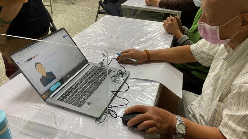 學員學習如何插入圖片、編輯文字，還很認真作筆記呢！