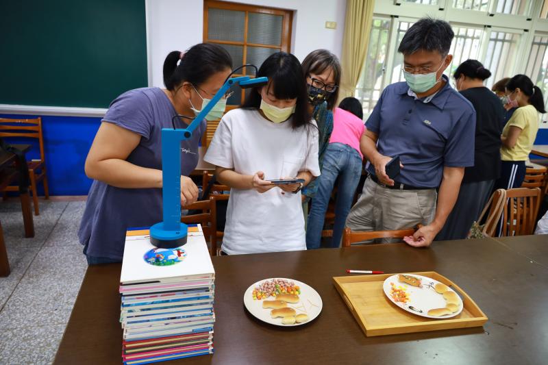 學員與講師討論動畫拍攝腳本。