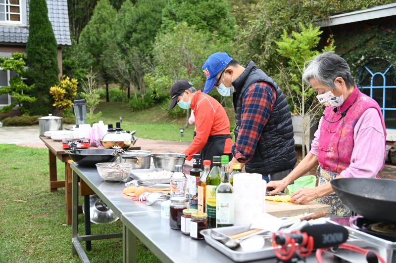 培仁老師與助手們一起煮食