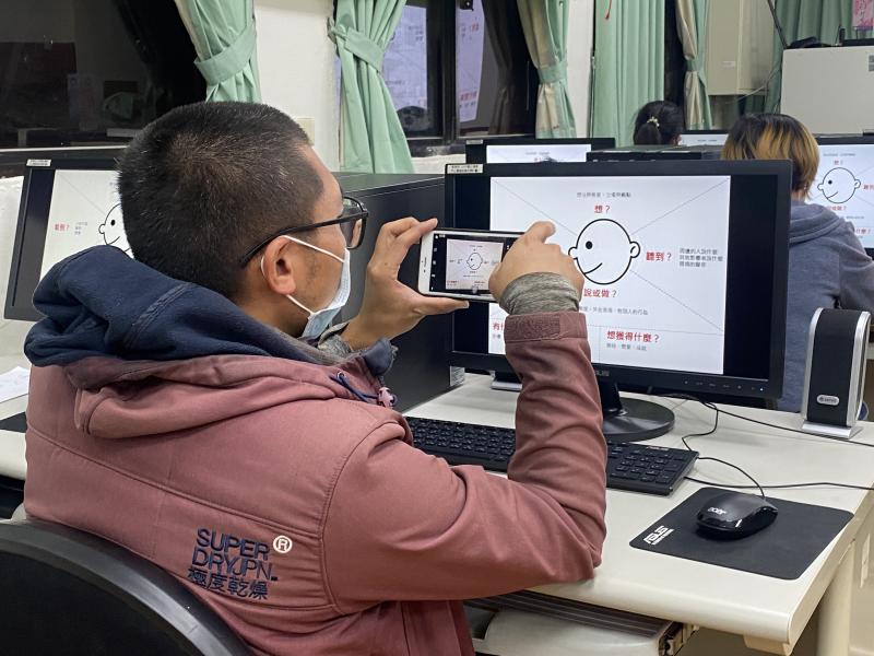 青農正在電腦螢幕前拍攝講師的PPT