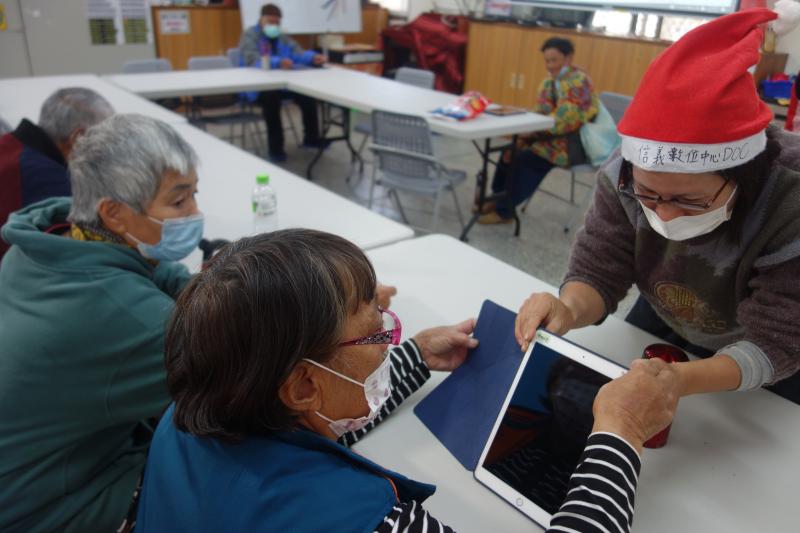 講師指導學員開啟平板