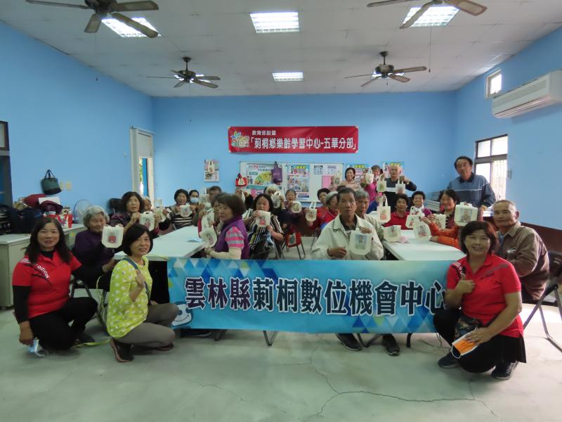 學員上課後所完成的作品與老師大合照