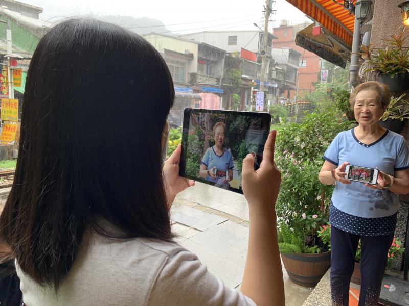 老師正在邊示範邊操作給學員看攝影的介面