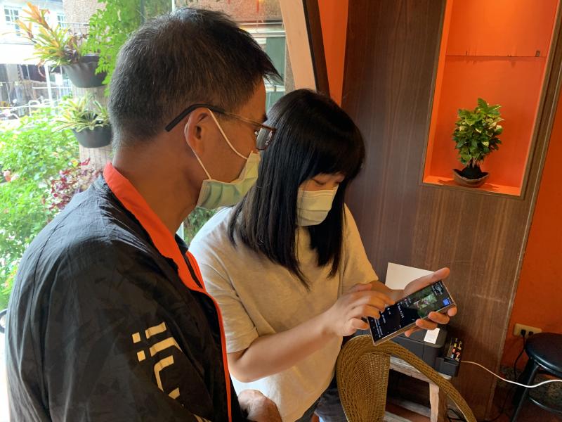 學員互相採訪後檢查影像