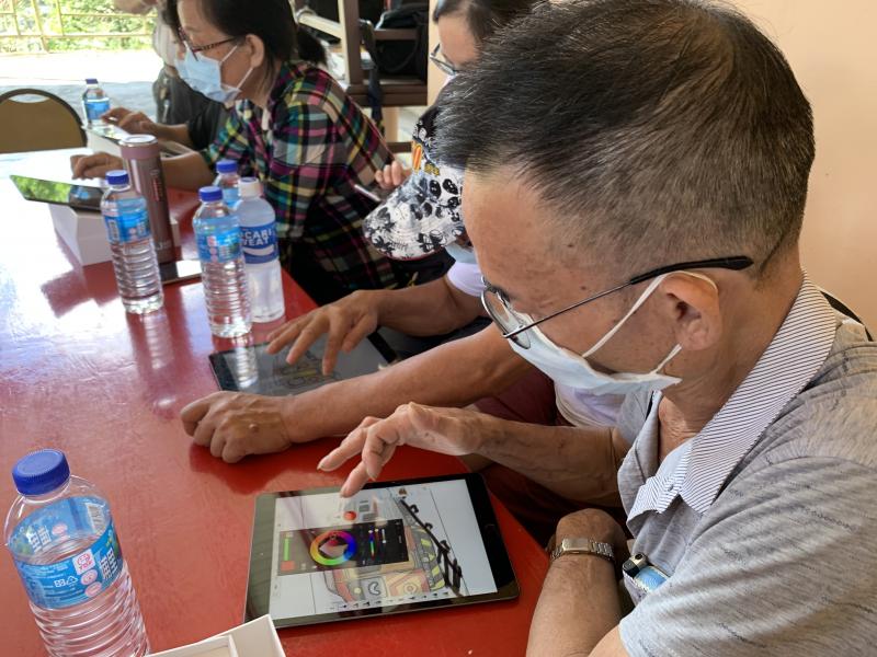 大哥電匯正在挑選筆刷與顏色