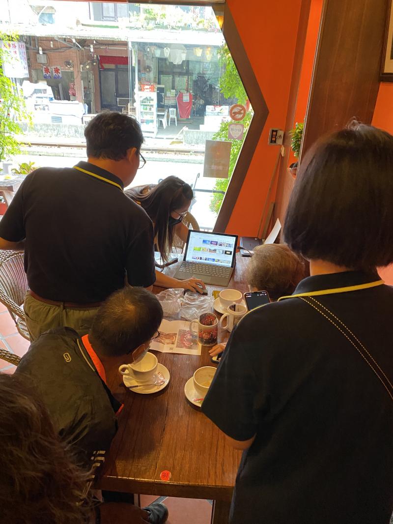 介紹youutbe使用介面，同時對應手機的介面