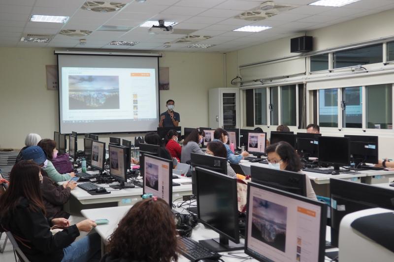 老師認真講課，學員認真聽課