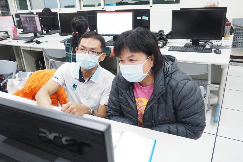 老師指導學員操作