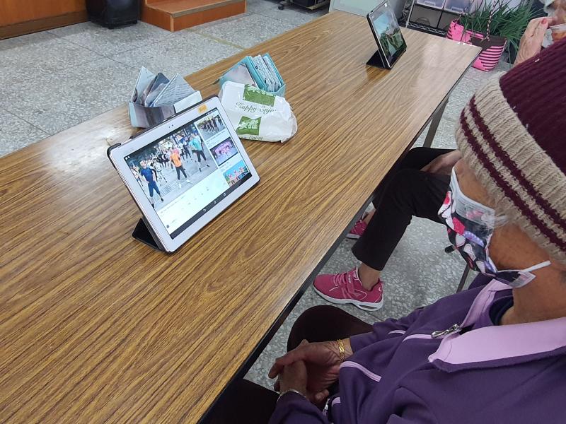 今天的課程比較輕鬆些，大家都想要做自己特色的雷雕片。