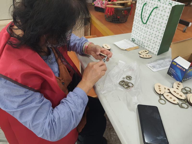 請來協助的駐點幫忙家好鑰匙串發給大家。