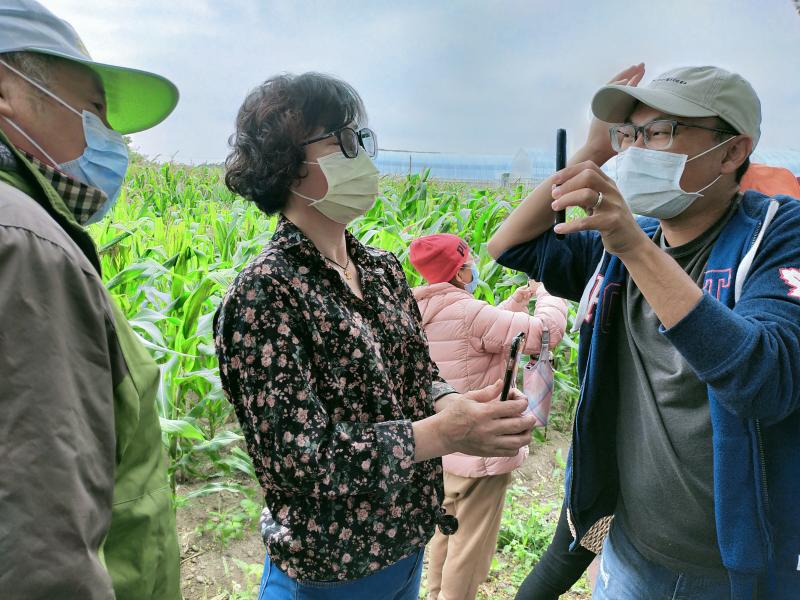 老師講解~阿公阿嬤很認真在聽