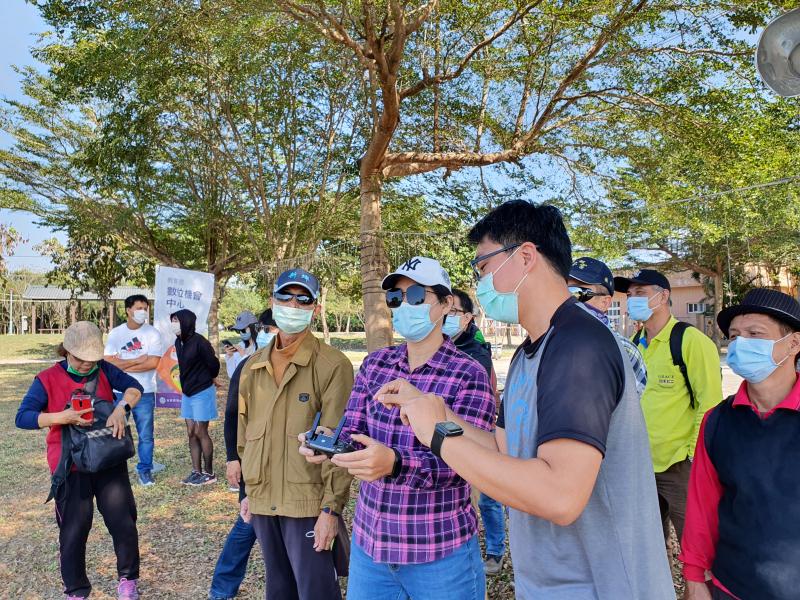 講師教授學員空拍機飛行訓練技巧