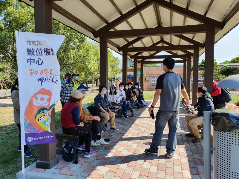 講師在課程中介紹基本空拍法規及說明飛行時注意事項