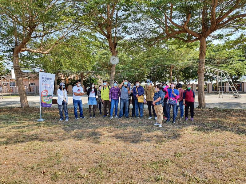 學員體驗及練習拍攝新埤旅遊景點的空拍影片技巧，在空拍機的鏡頭攝影下起開心合照