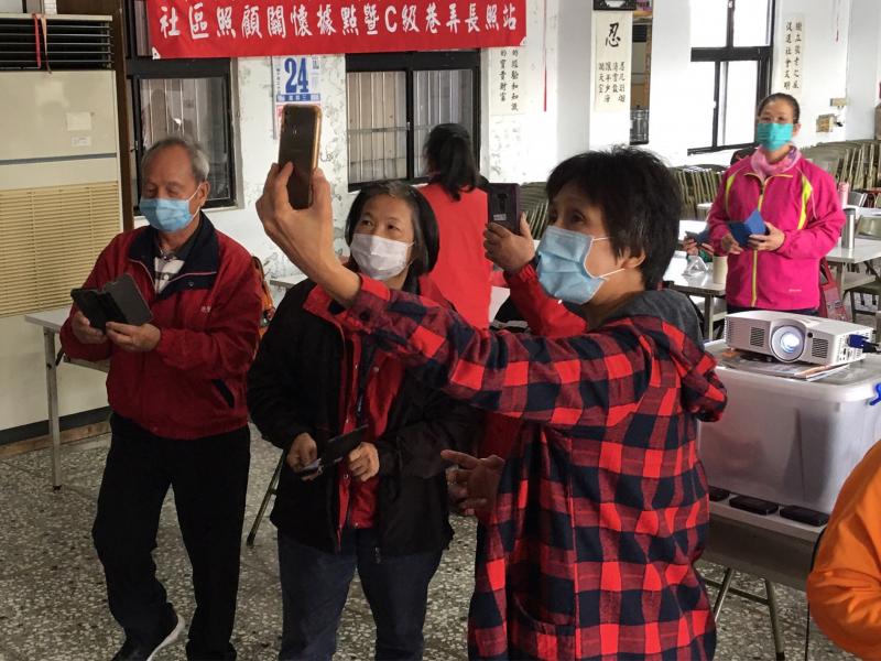 學員認真開心刷條碼