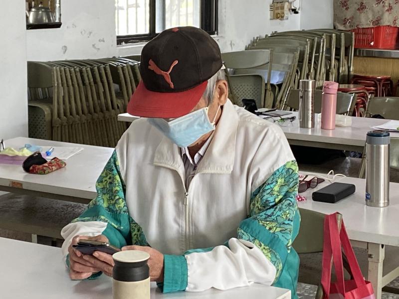 學員認真研究手機