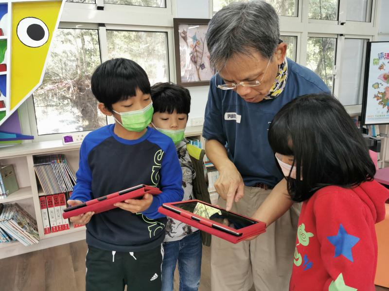 講師帶的學員了解如何透過平板APP來撰寫程式