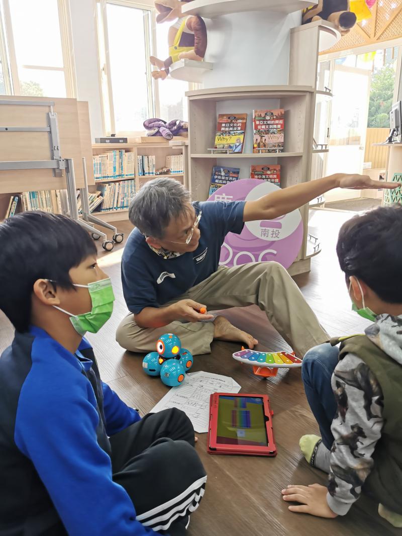 開始輸入程式，操縱機器人按照樂譜敲擊樂器