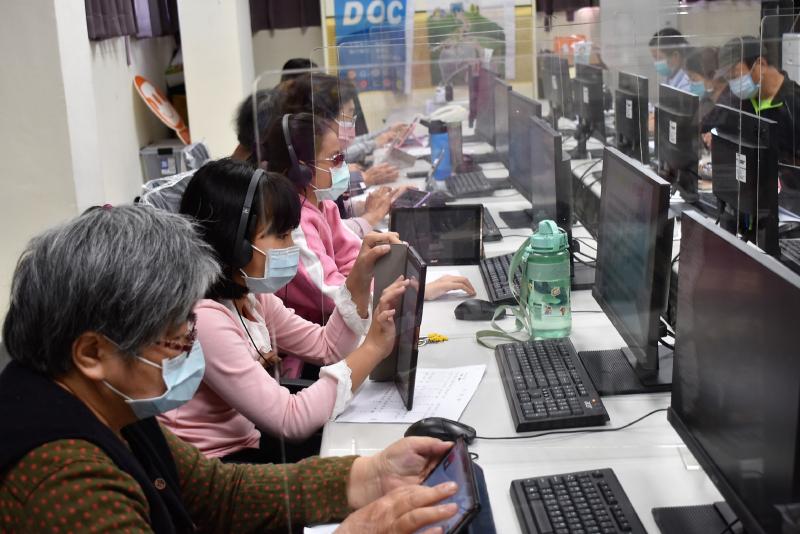 學員正在練習鋼琴彈奏