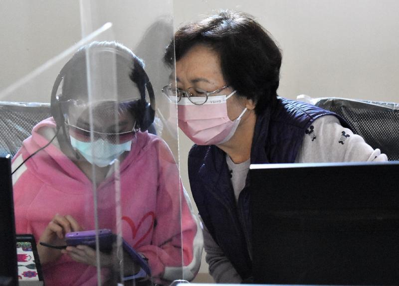 學員們互相討論