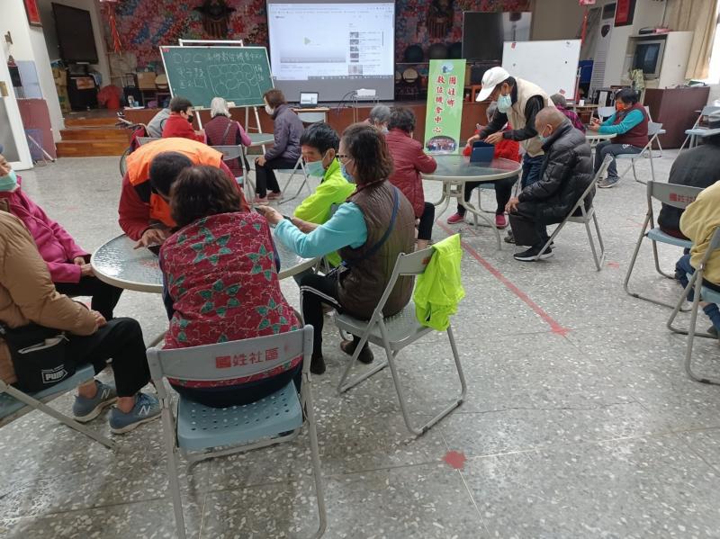 由林老師介紹l音樂軟體上課情形