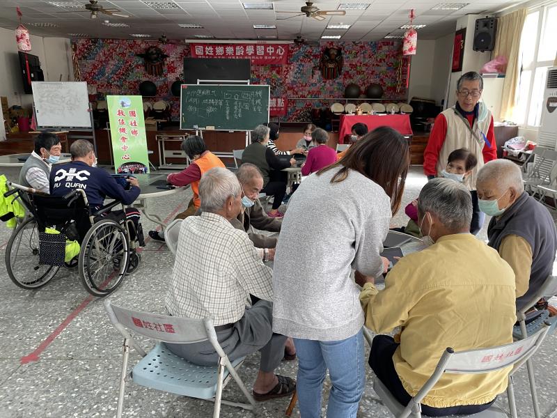 由老師與學員於教學講解上課情形