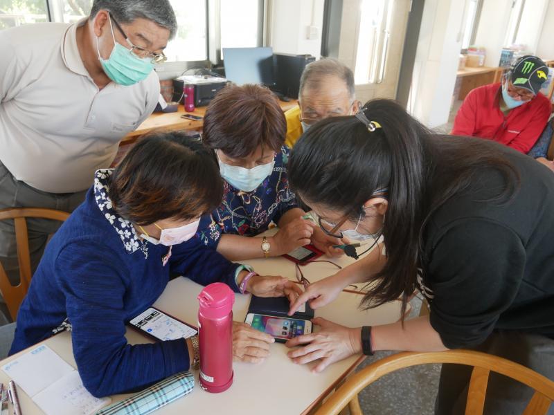 老師大家怎麼開啟定位  查看自己目前的位置及標記想去的地點  學員都很有學習心