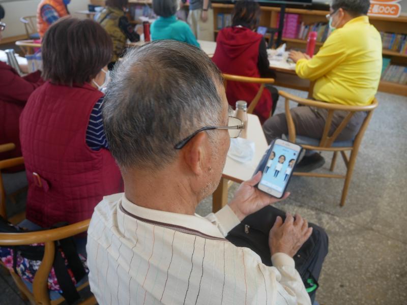 Line 虛擬人像好好玩   大哥很認真地學會後，就不停地自拍想製作出許多不同圖像