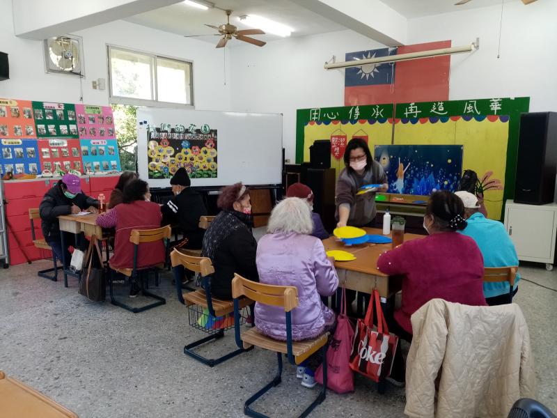 講師發予學員聖誕魚的製作材料